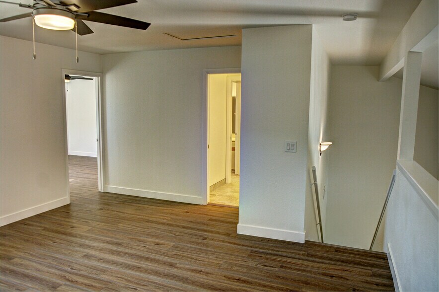 Building Photo - 140 Willow Lake Dr