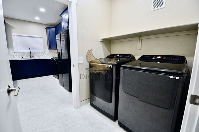 Building Photo - 8725 W Flamingo Rd