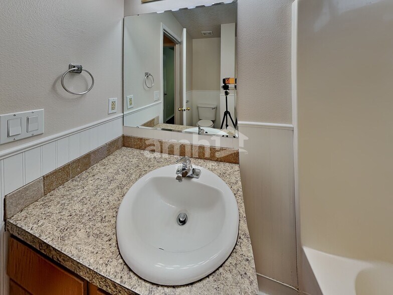 Building Photo - 2401 Louisiana Pl