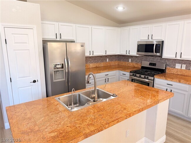 Building Photo - 7914 Villa Pintura Ave