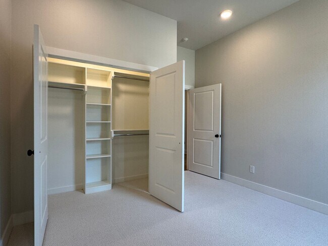 Building Photo - 9248 Villas Ct