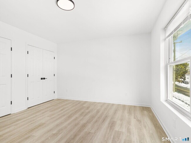 Building Photo - 1974 Kings Hwy