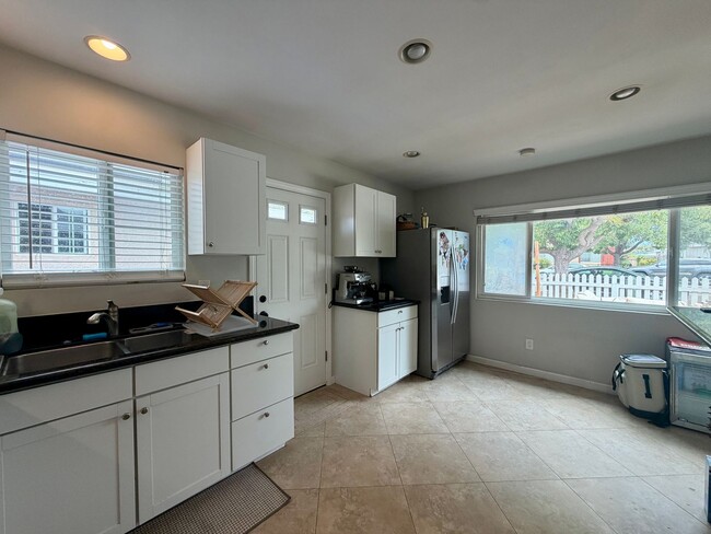 Building Photo - Classic Carlsbad Beach Bungalow