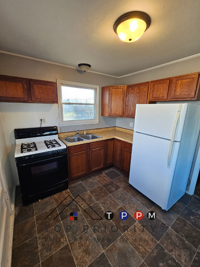 Building Photo - COMPLETELY REMODELED 3 Bedroom | 1 Bathroo...