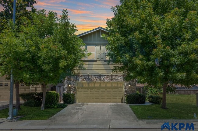 Building Photo - Updated 2-Story, 3 Bedroom 2.5 Bath Single...