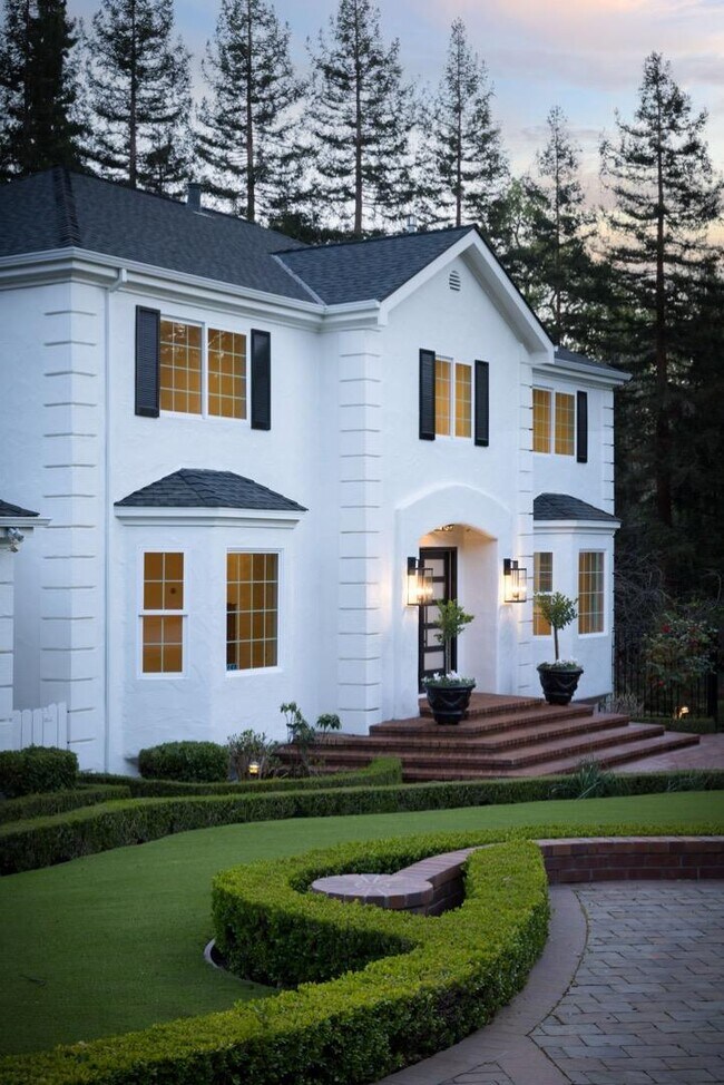 Building Photo - 10 Meadow Ln