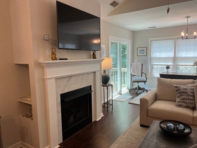 Building Photo - Lovely Condo in Shipyard with a Garage