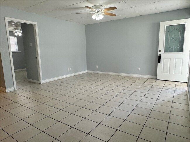 Building Photo - 218 Water Glen Dr