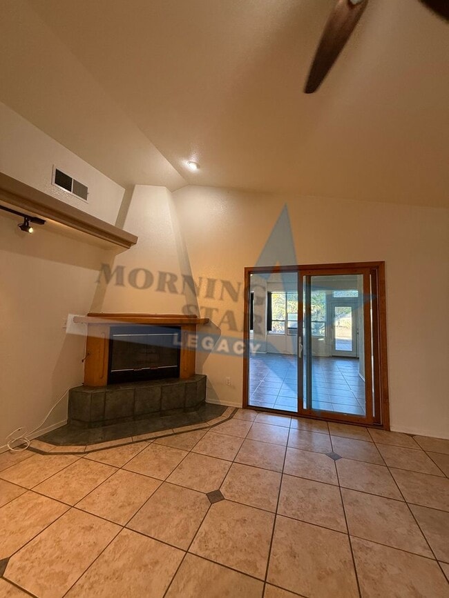 Building Photo - 4 bedroom, 4 bath house - Must see landscaping!