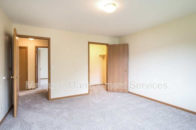 Building Photo - 213 Chateau Dr