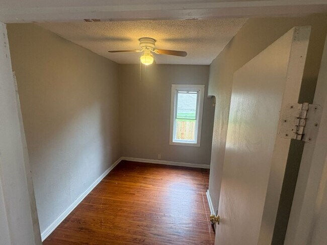 Building Photo - Cute 2 Bedroom Located Near Local Hospital