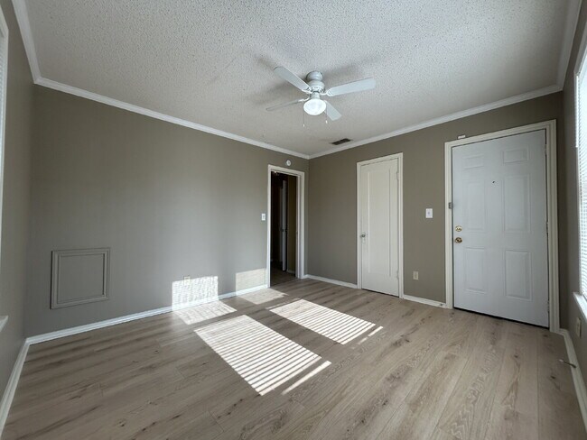 Building Photo - Cozy 2-Bedroom Home Available for Winter 2025 Move-In