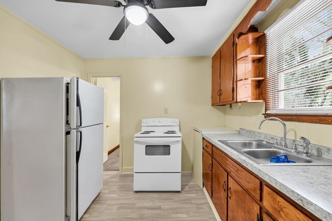 Building Photo - Quiet Coastal Home