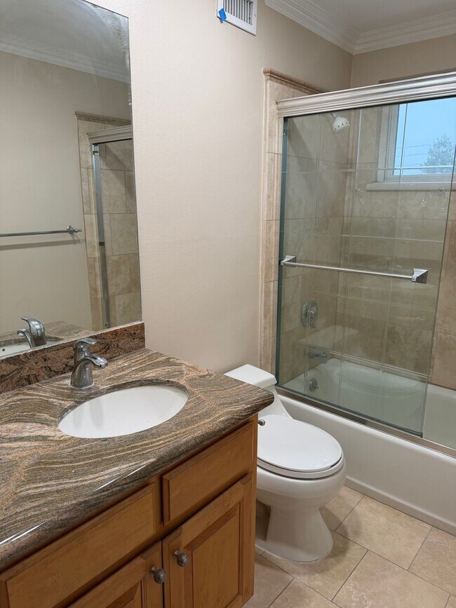 Building Photo - Large pool home with lots of space and gue...