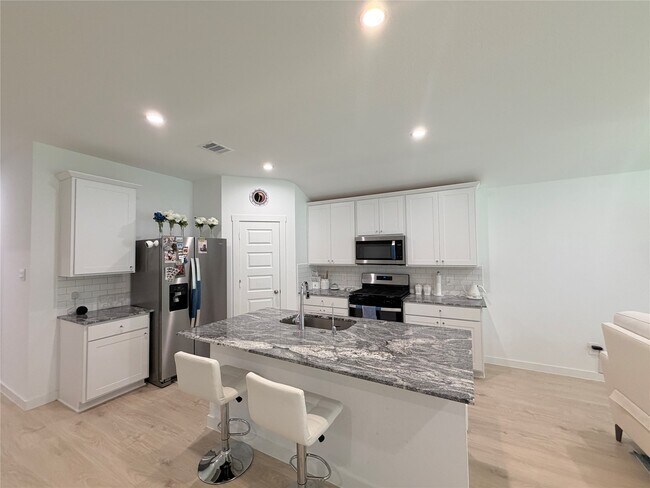 Building Photo - 4986 Edgewood Dr