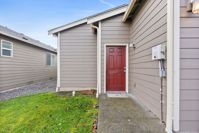 Building Photo - Cozy 3-Bed Yelm Home | Vaulted Ceilings, C...