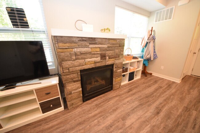 Building Photo - Spacious Luxury 2-Bed, 2-Bath Home in Longfellow – Available June 5th!