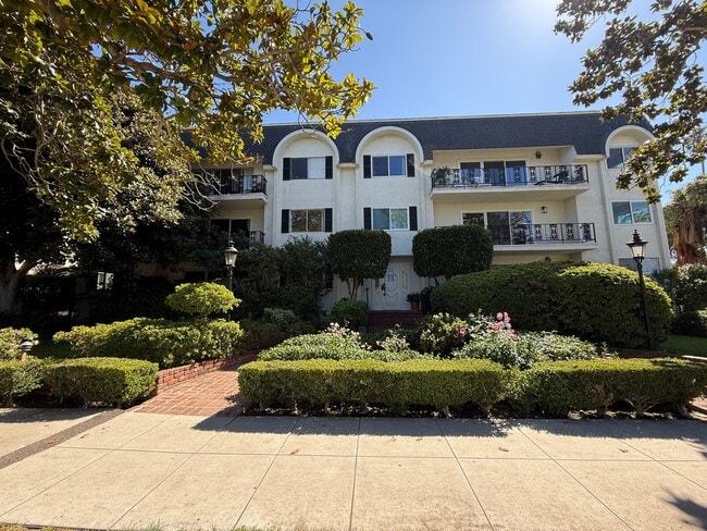 Building Photo - 204 Santa Monica Pier