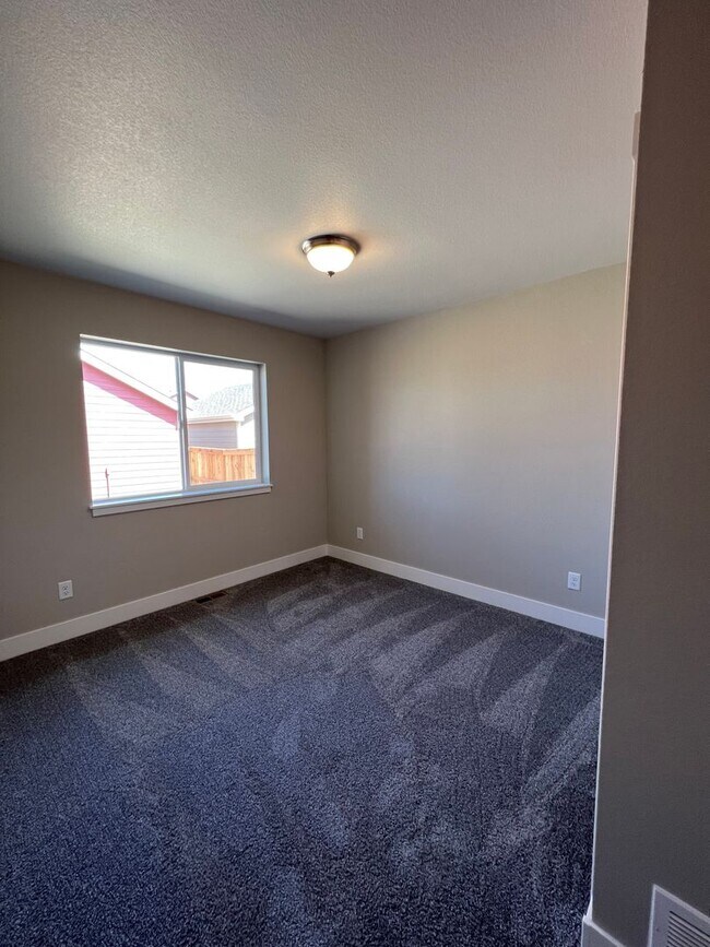 Building Photo - 2B/2B Berthoud Ranch Style Home Built with...