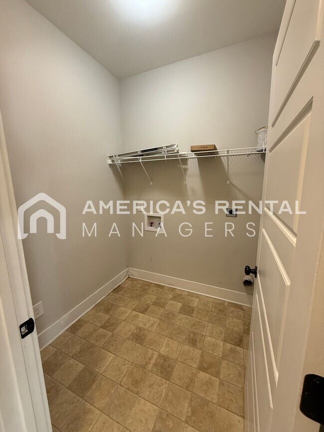 Building Photo - Townhome for Rent in Chelsea! COMING SOON!