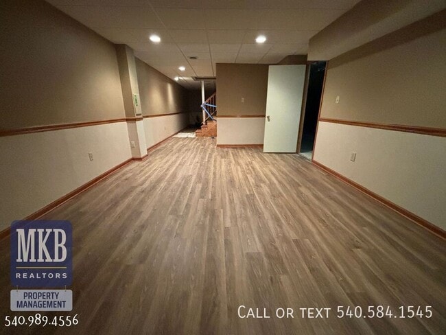 Building Photo - 5175 Lakeland Dr