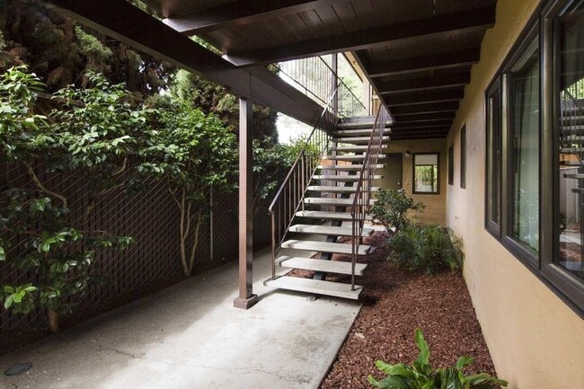 Building Photo - Secluded Rockridge 2BD | Parking Included | Near BART, Shops & Dining
