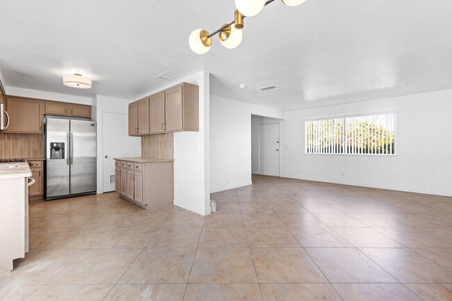 Building Photo - SPACIOUS 3BEDROOM TOWNHOUSE IN 89103