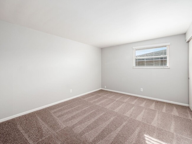 Building Photo - 554 Riverview Dr