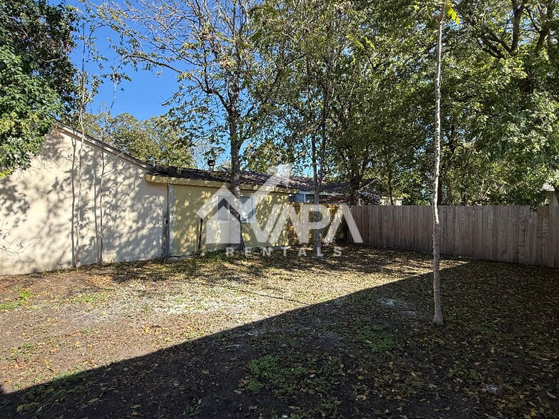 Building Photo - 135 E Burcham Ave