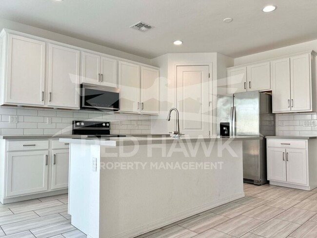 Building Photo - 35991 W San Clemente Ave