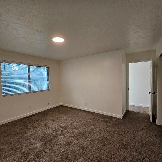 Building Photo - 922-928 E Fairclough Dr