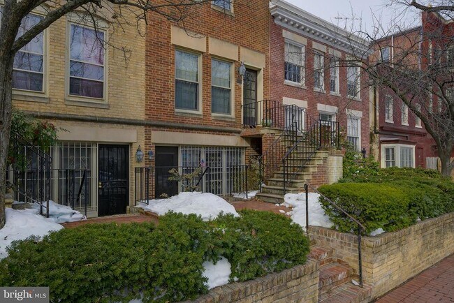 Building Photo - 226 3rd St NE