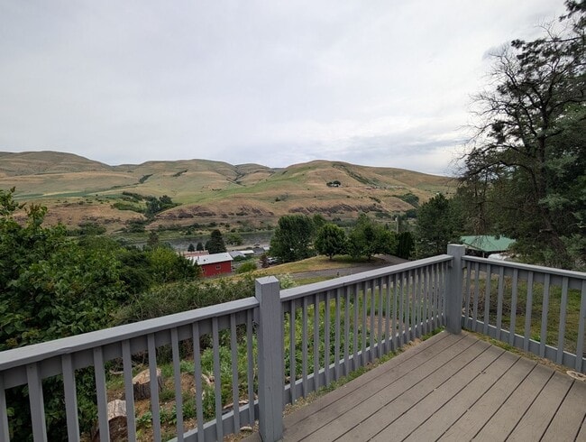 Building Photo - Stunning Lenore House With Breathtaking Views