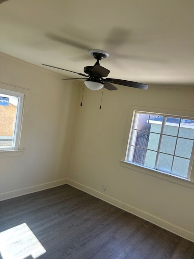 Building Photo - 649