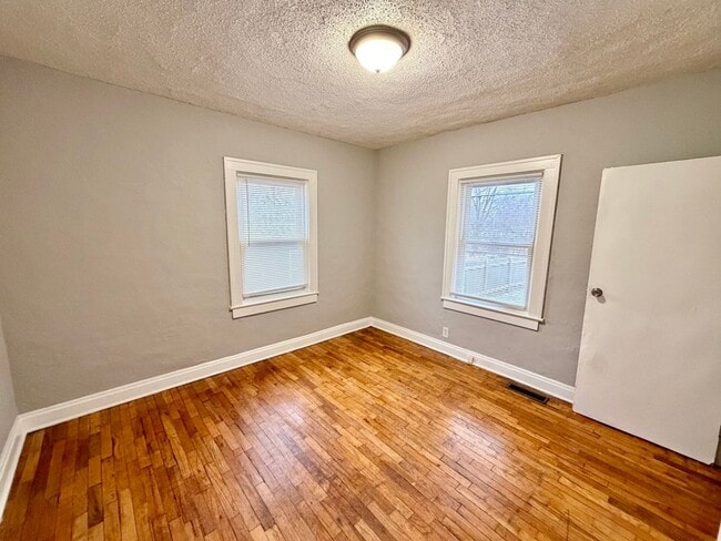 Building Photo - 809 NE Maple Dr