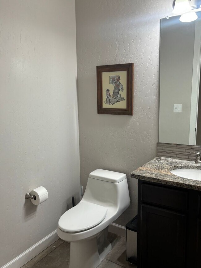 Building Photo - Charming 4 Bedroom 2.5 bath house in a Gat...