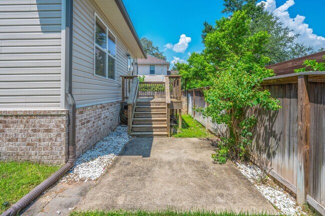 Building Photo - Modern 4-Bedroom Home with Designer Touches in the Heart of Niceville