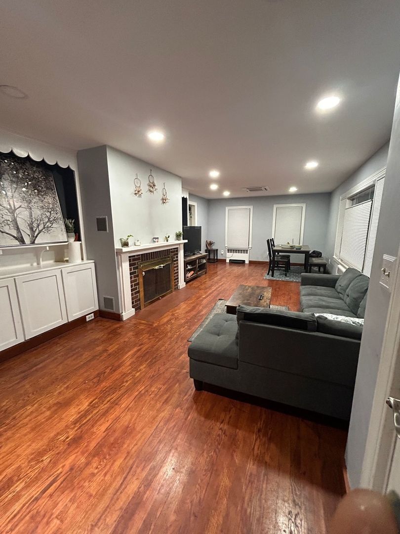 Building Photo - 183 E Main St