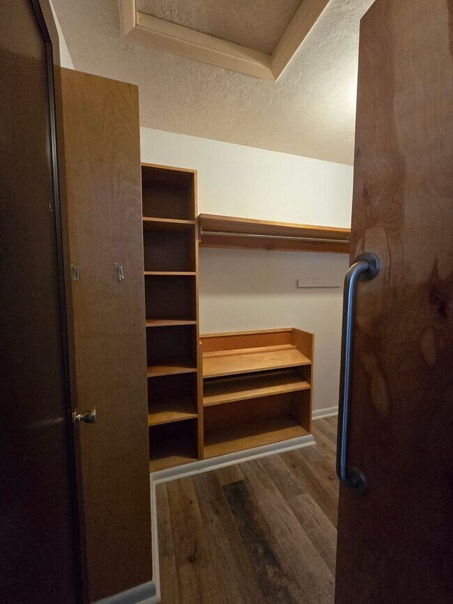 Building Photo - Charming Farmhouse