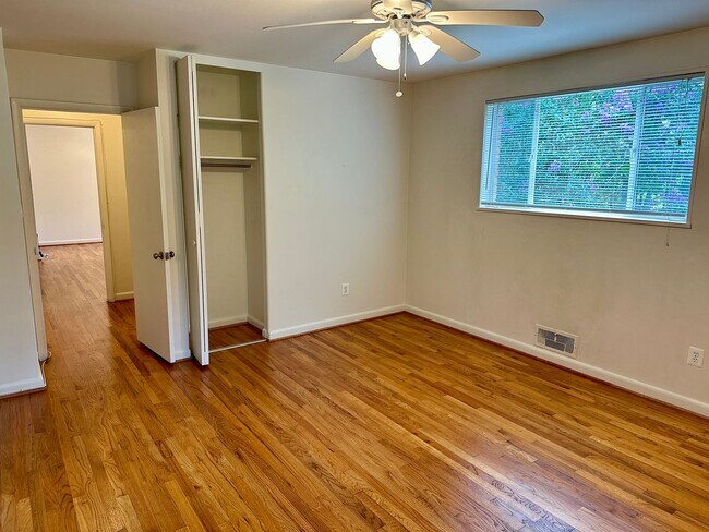 Building Photo - Light filled one-bedroom condo located in ...