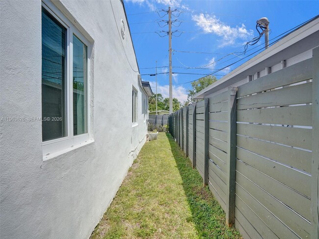 Building Photo - 1713 NE 15th Ave