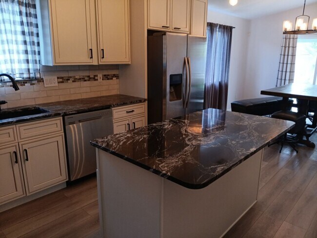 Building Photo - Cozy 4 bedroom, 2.5 bathroom home! Showing...