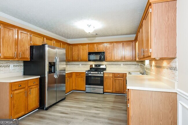 Building Photo - 411 Hillcrest Cmns