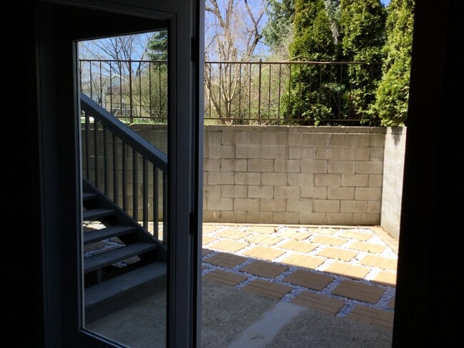 Building Photo - 565 E Chadwick Dr