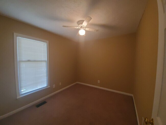 Building Photo - 5090 Summer Ridge Rd