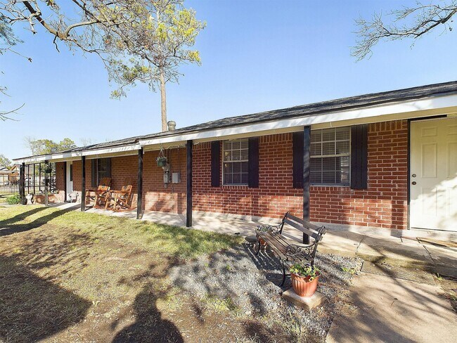 Building Photo - 2814 Balmorhea Ave