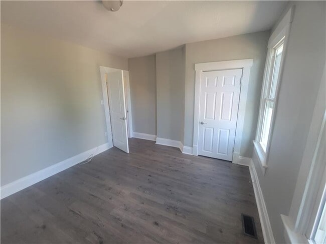 Building Photo - 599 Stanley Ave