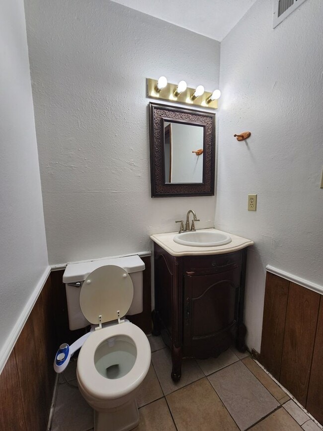 Building Photo - Cute 3 bedroom Townhome in Shawnee!