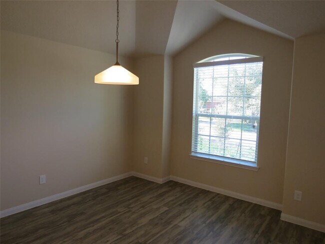 Building Photo - 318 Lake View Dr