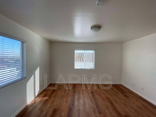 Building Photo - 762 W 21st St